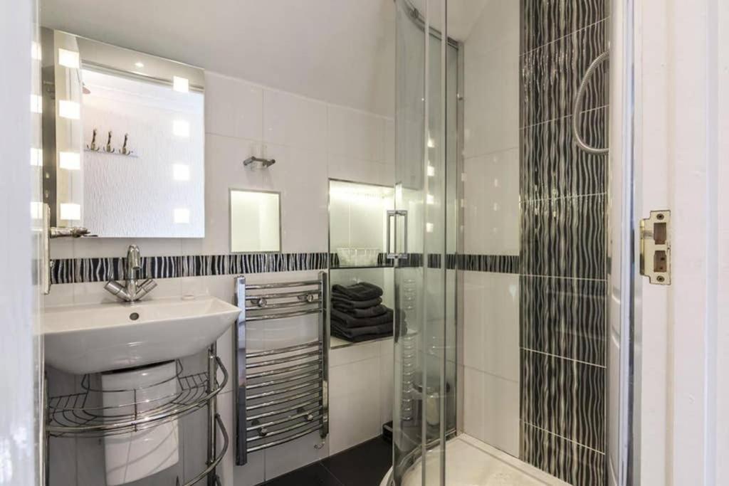 Beautiful Apartment With Private Pool Near Tenby Kilgetty Luaran gambar